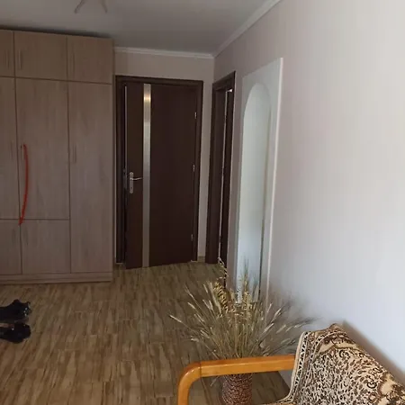 Johnny 's Private House 네아 미카니오나