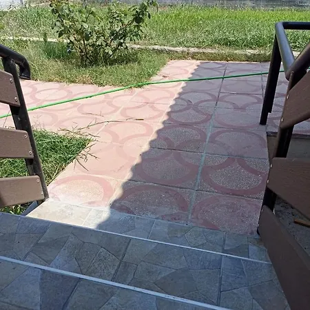 Johnny 's Private House 네아 미카니오나